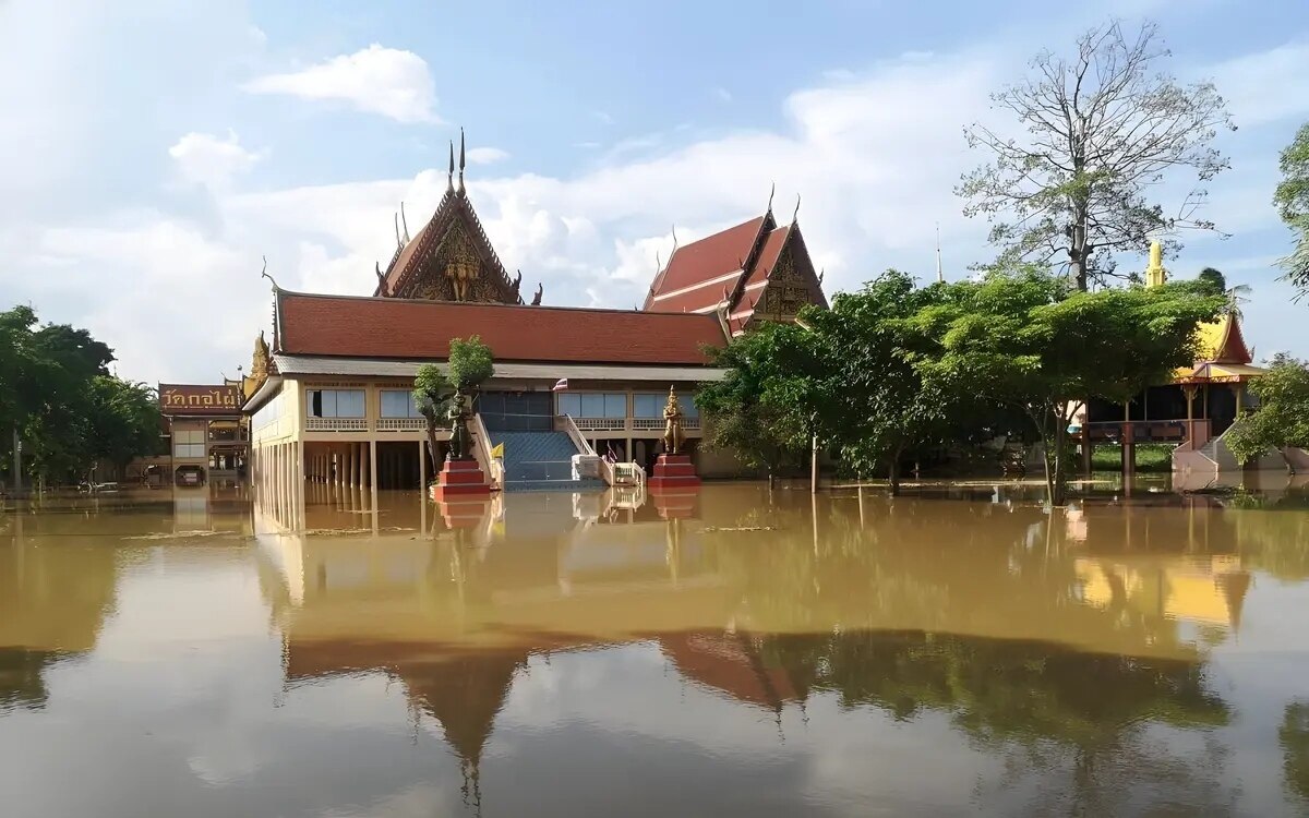 Bezirk bang ban steht nach dem abfluss unter wasser