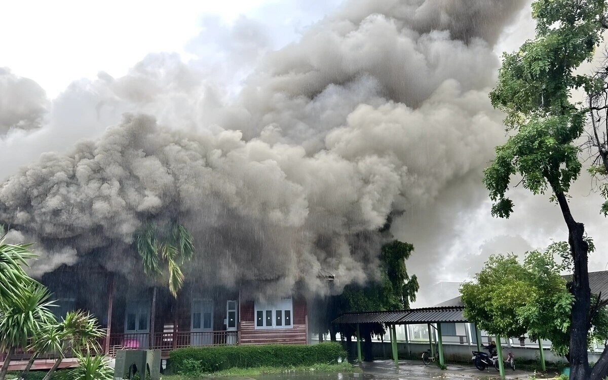 Blitzeinschlag verursacht verheerenden brand in munitionslager in ayutthaya feuerwehr sorgte fuer