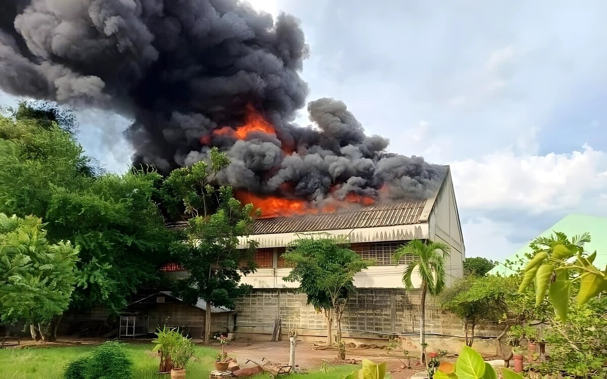 Brandursache unklar feuerwehr und polizei ermitteln nach dem desaster in ratchaburi