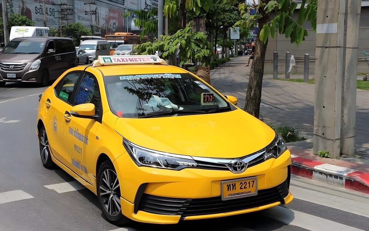 Brennendes Taxi in Bangkok: Fünf Verletzte - Was geschah wirklich?