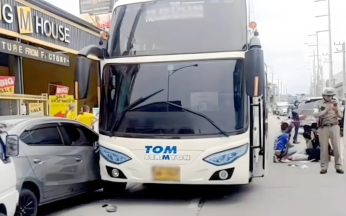 Bus rammt autos auf der south pattaya road viele verletzte