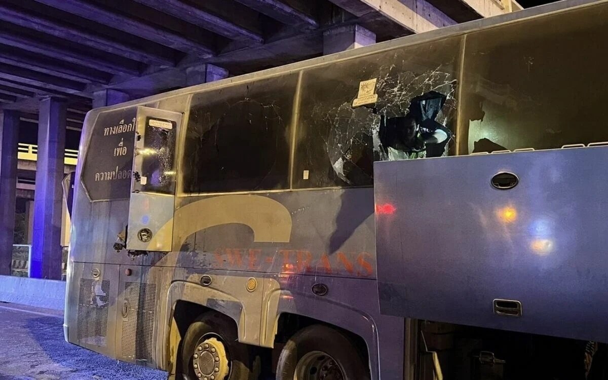 Busbrand auf dem asian highway fahrer unversehrt waehrend ein beunruhigender vorfall in