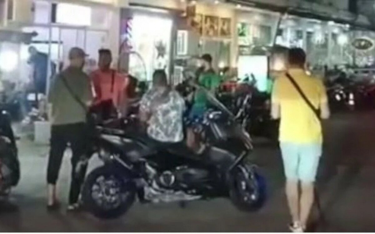 Chaos der franzoesischen mafia einwohner von phuket kritisieren blockade von touristengassen video