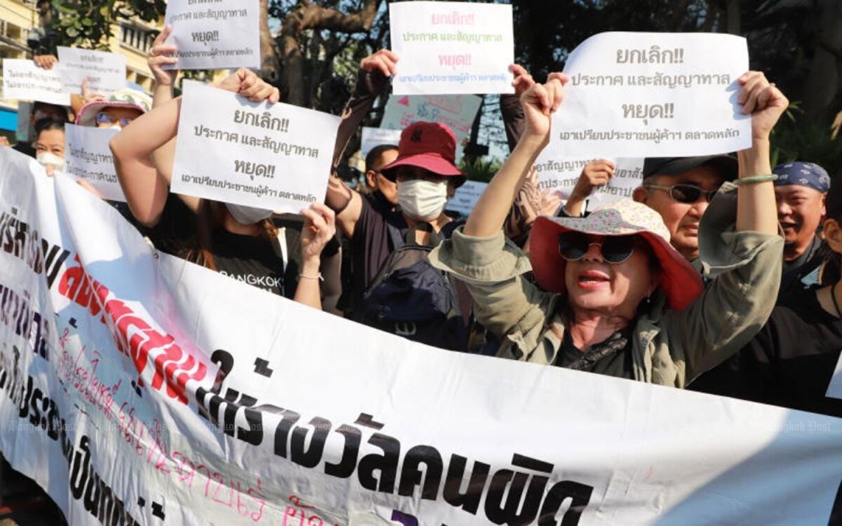 Chatuchak verkaeufer protestieren gegen 55 prozent ige gebuehrenerhoehung