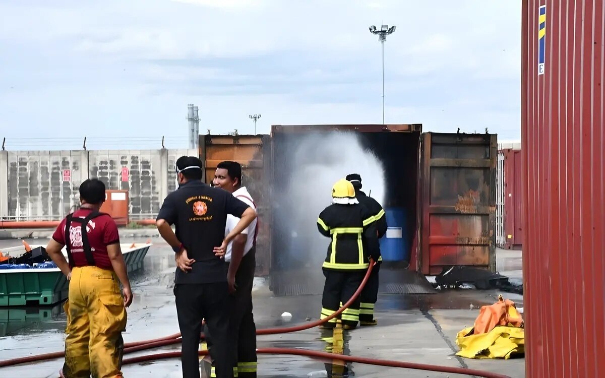 Chemikalienbrand im hafen von laem chabang arbeiter evakuiert