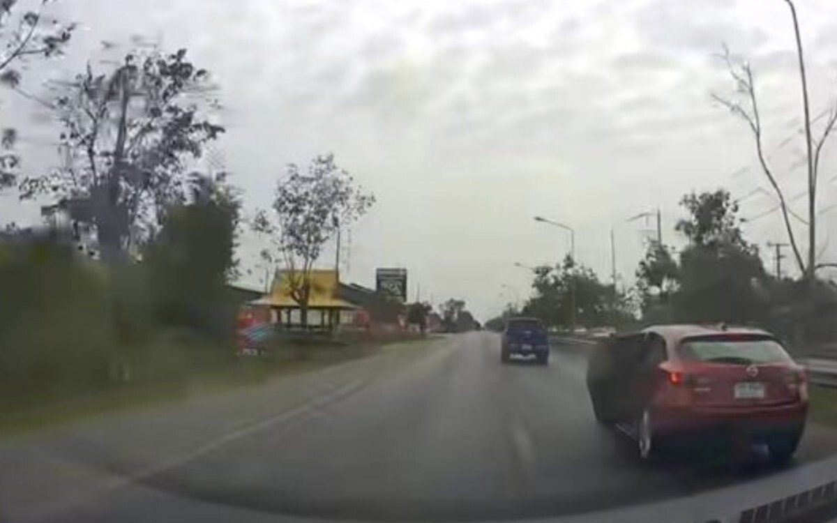 Dashcam aufnahme aus ratchaburi mann springt bei 120 km h aus auto von folgendem fahrzeug schwer