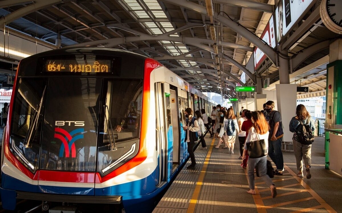 Debatte ueber kostenlosen oeffentlichen nahverkehr in bangkok ein umstrittener schritt zur