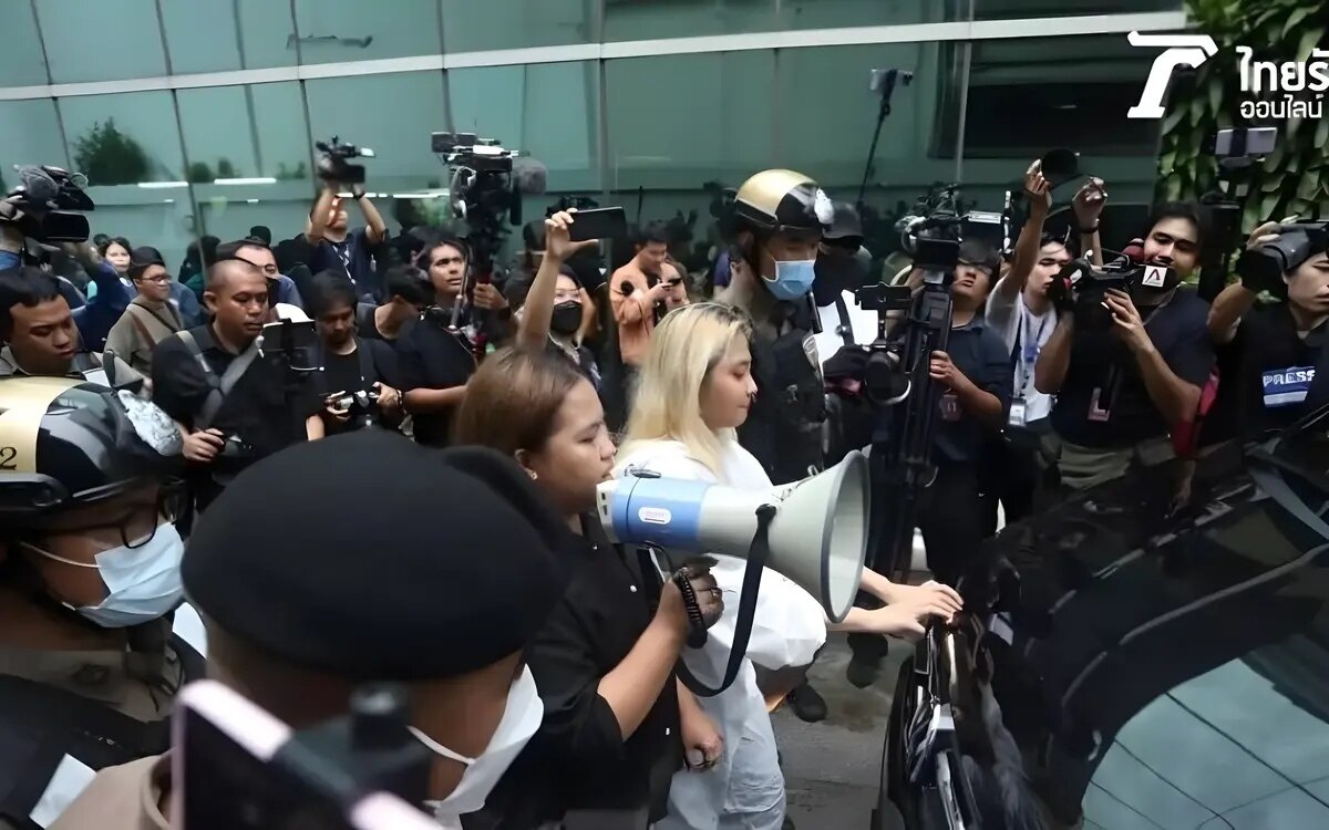 Demonstranten blockieren pheu thai hauptquartier fuehrer sitzen drinnen fest