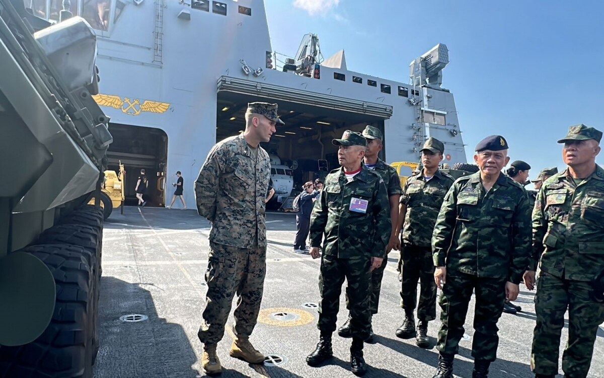 Der chef der streitkraefte fuehrt die kadetten der marine an damit sie die faehigkeiten der uss