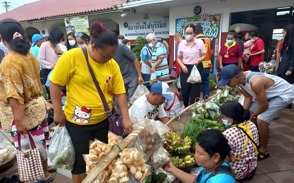 Der flohmarkt von buri ram lockt touristen an