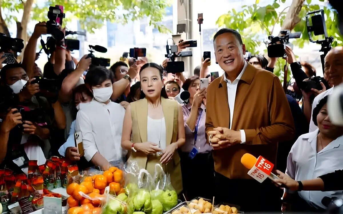 Der neue premierminister besucht markt in bangkok um sich ueber die lebenshaltungskosten zu