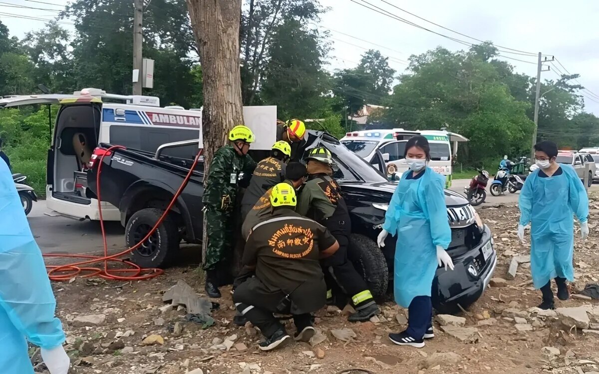 Der pickup ueberquert die fahrspur prallt gegen ein motorrad und anschliessend gegen einen baum