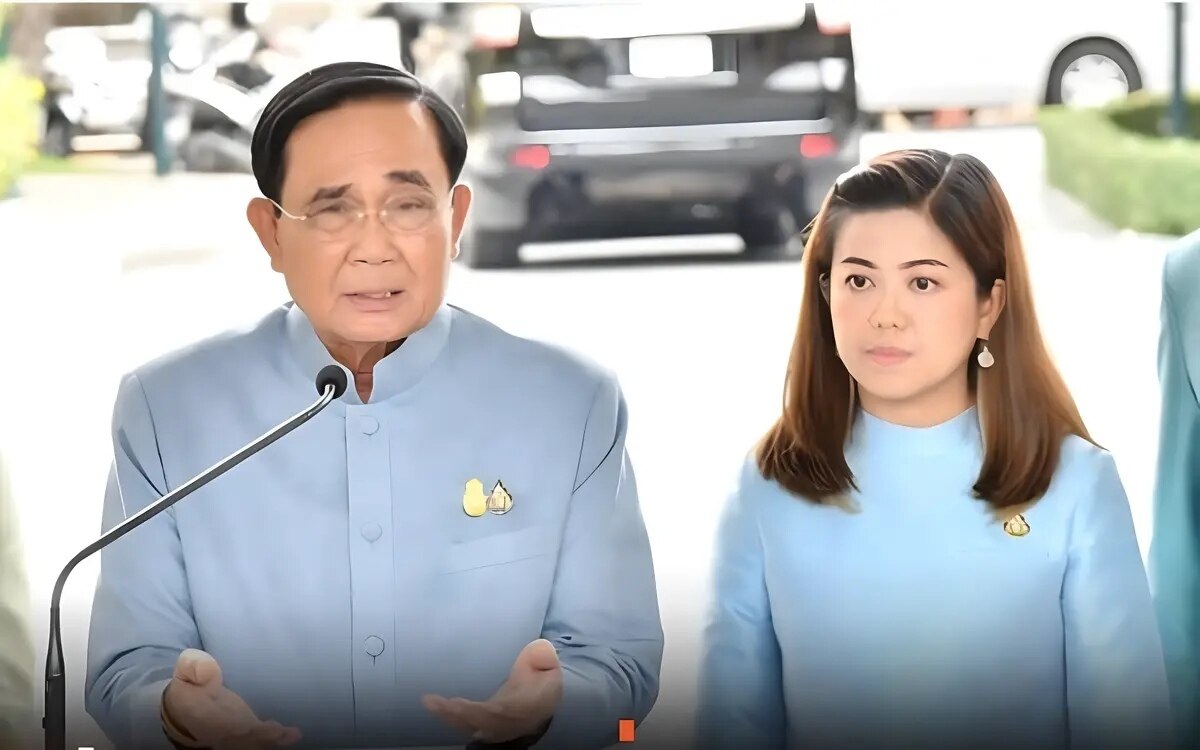 Der scheidende premierminister prayut gratuliert dem neuen premierminister srettha