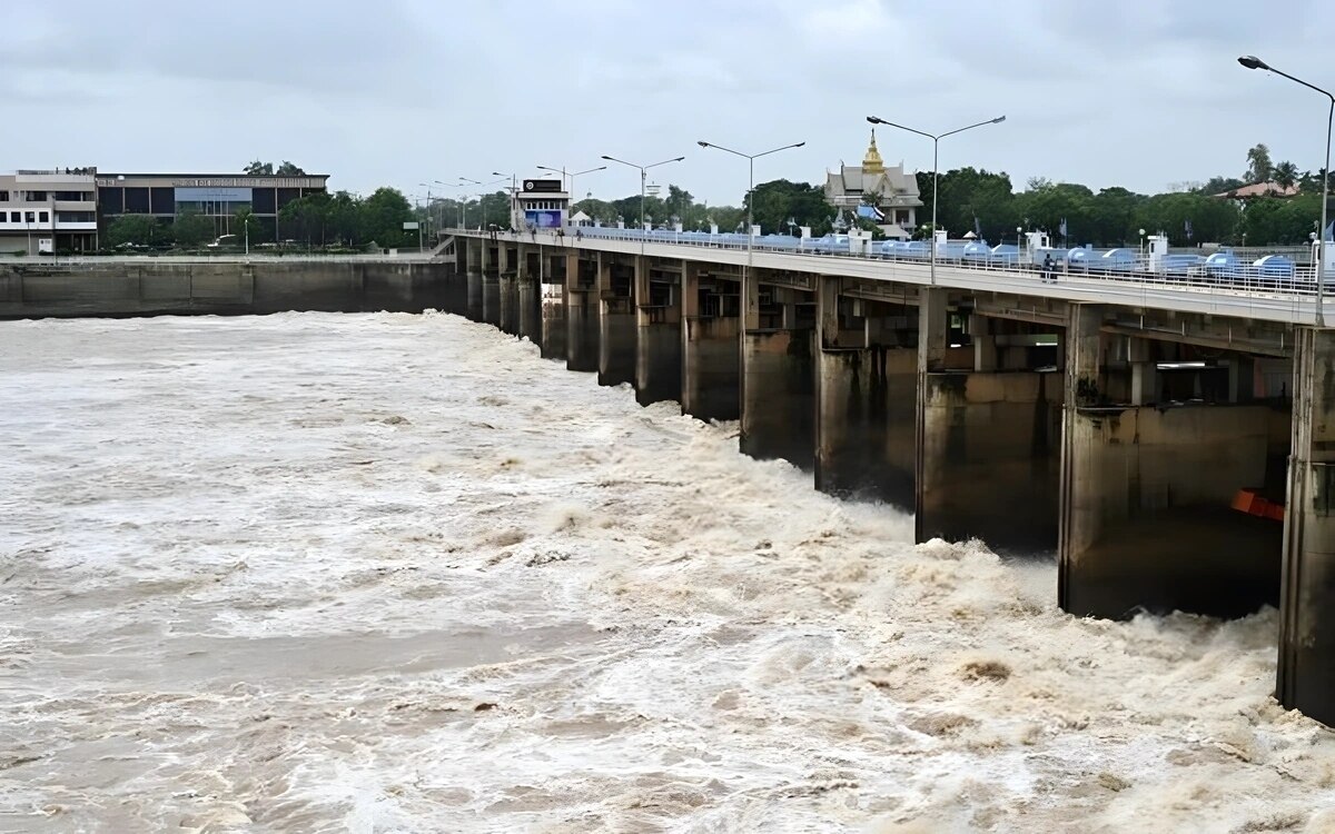 Der wasserstand des chao phraya flusses in bangkok steigt