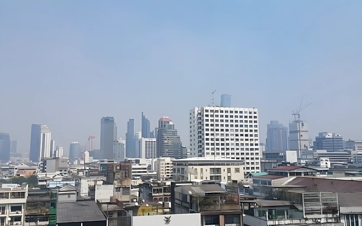 Dichte smogschwaden ueber bangkok belasten die luftqualitaet