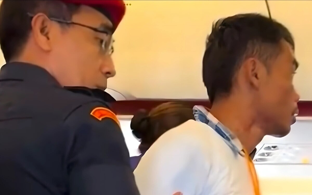 Drama in der Luft: Thailändischer Arbeiter sorgt für Panik über den Wolken und versuchte die Notausgangstür zu öffnen - Video