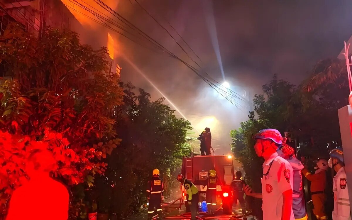 Drei menschen aus brennendem stadthaus in bangkoks lat phrao gerettet