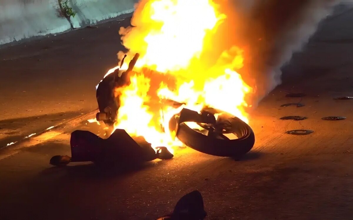 E motorrad geht lichterloh in flammen auf nur angekohltes metallgestell uebrig geblieben