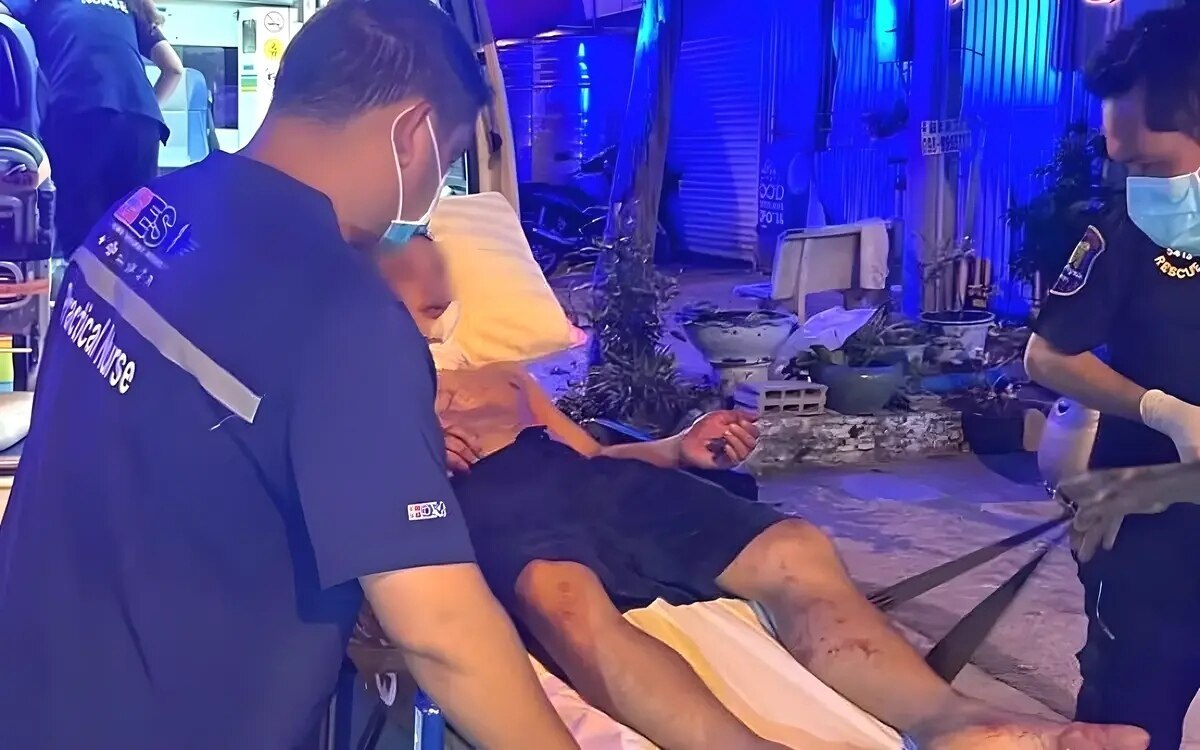 Eifersüchtiger Ehemann sticht auf Mann ein der lediglich neben seiner Frau in Pattaya sitzt