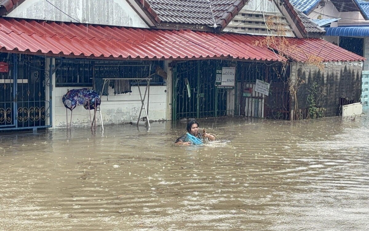 Eilmeldung ungewoehnlich starker regen waehrend trockenzeit in thailand ueberflutet banglamung