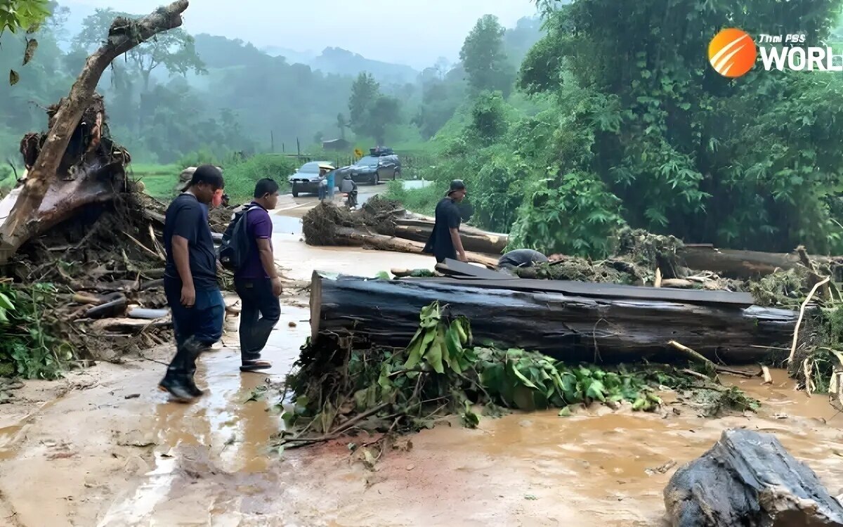 Ein toter 12 haeuser durch sturzflut und schlammlawine in mae hong son weggeschwemmt