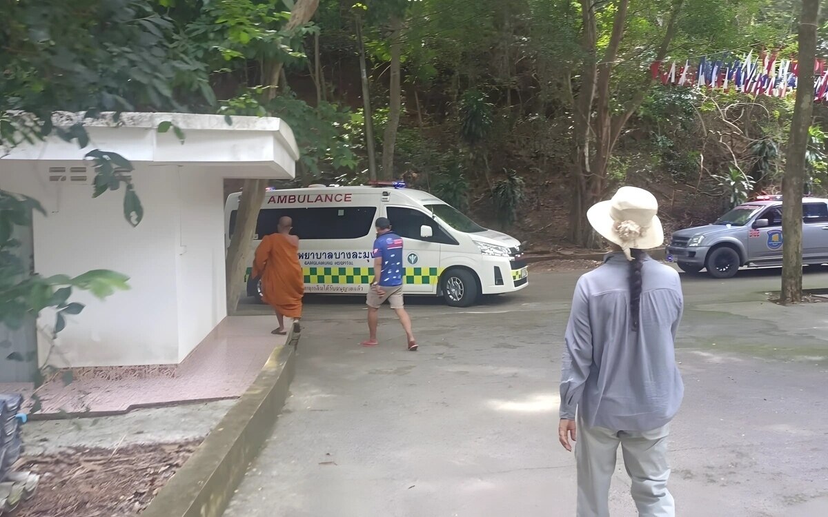 Empoerung in pattaya neugeborenes maedchen im tempel badezimmer ausgesetzt wer sind die eltern