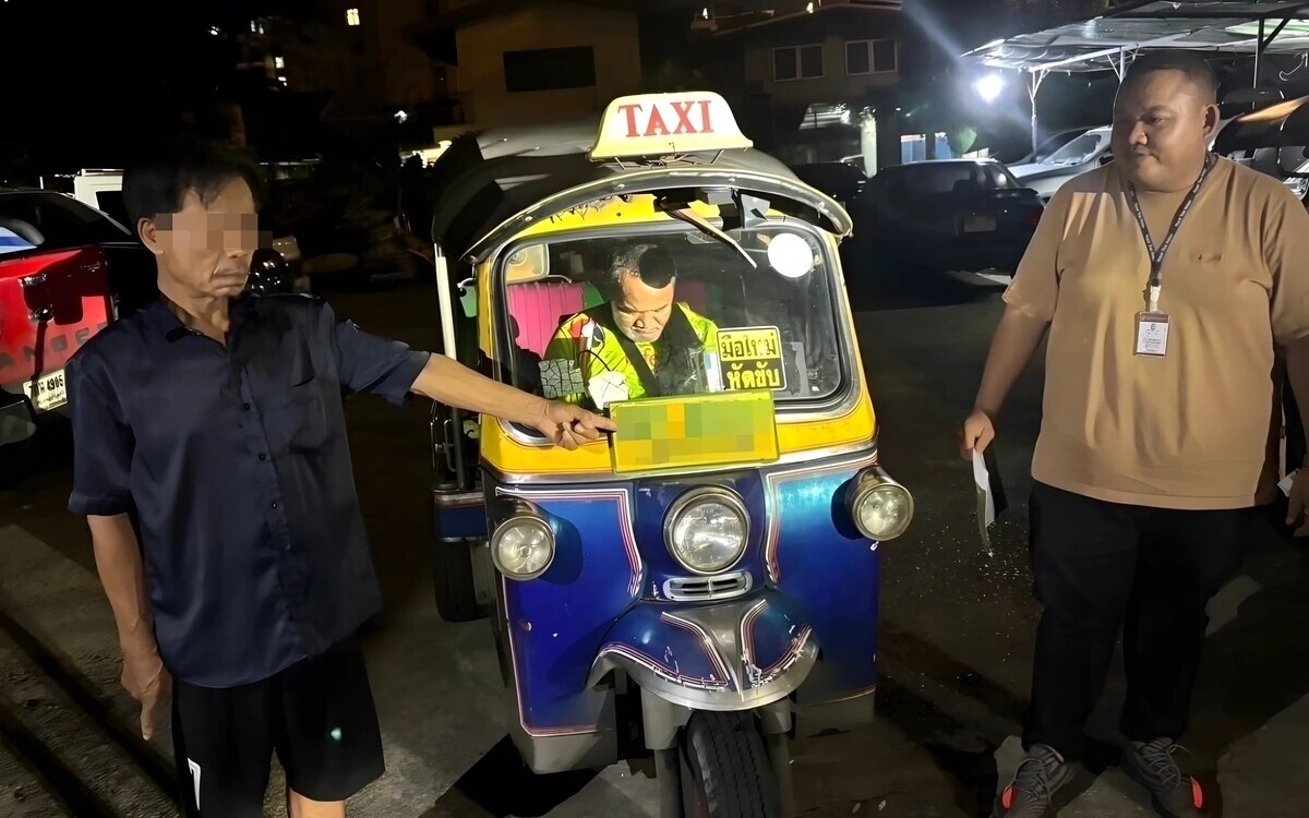 Empoerung unter reisenden in bangkok tuk tuk fahrer stiehlt amerikanischem touristen 1 000 baht