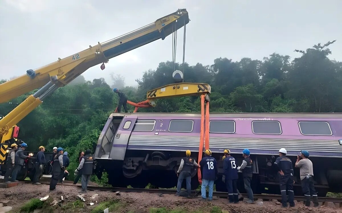 Entgleister zug in phrae wird entfernt