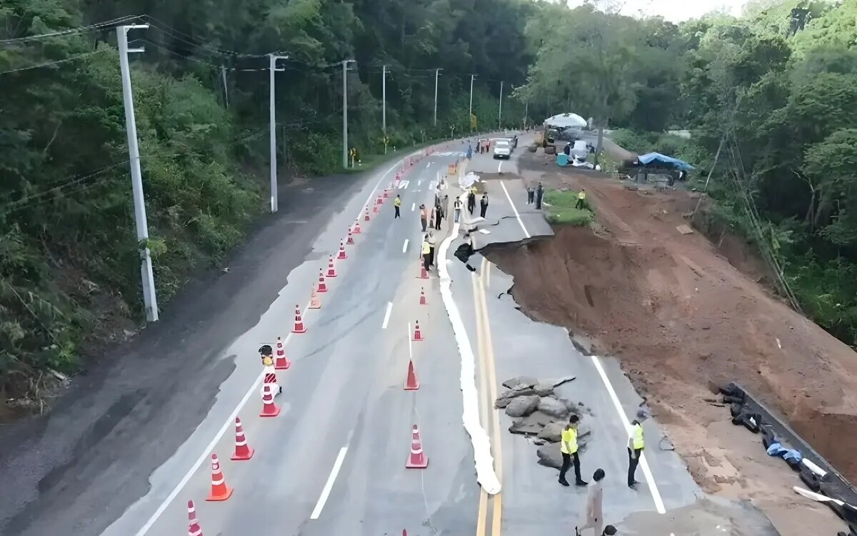 Erdrutsch auf phu ruea road starke regenfaelle verursachen massive schaeden in loei