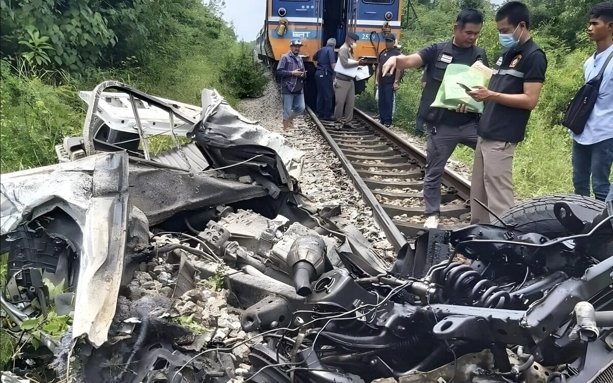 Expresszug kollidiert mit Pickup am Bahnübergang Huamad, 3 Todesopfer