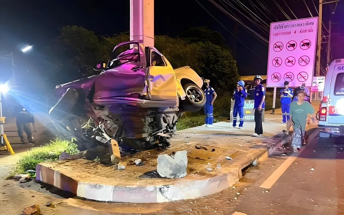 Extremer unfall ein weiterer pickup rast gegen einen strommast fahrer und beifahrerin verlieren ihr