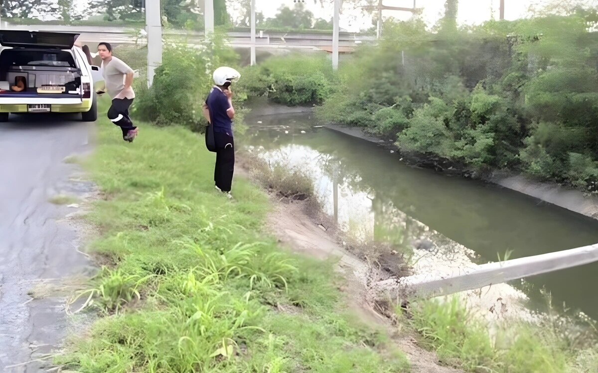 Fabrikarbeiter schockiert ueber entdeckung einer halbnackten erstochenen leiche die in einem kanal