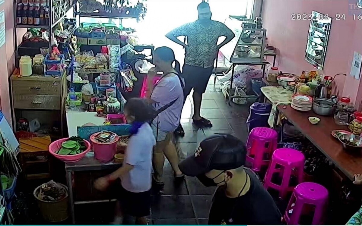 Falsche polizisten drohen mit verhaftung erpressen und betruegen mehrere ladenbesitzer in pattaya