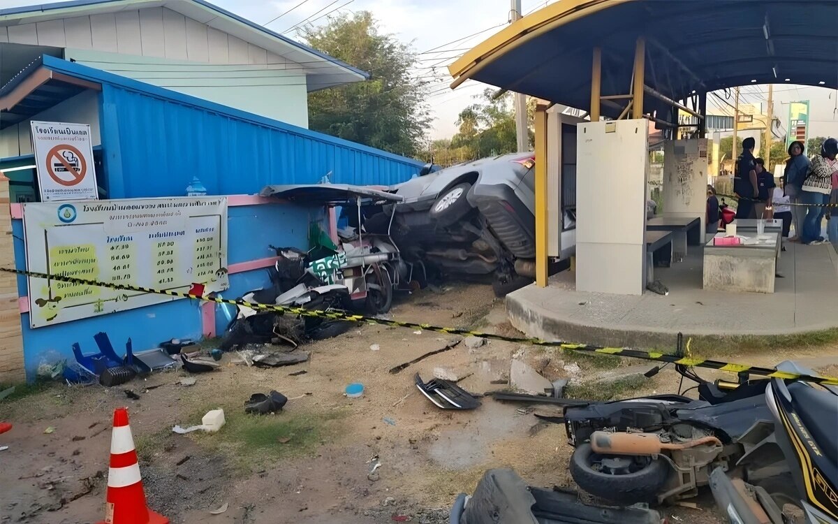 Fataler unfall in nakhon ratchasima betrunkener fahrer toetet polizisten und verletzt neun schueler