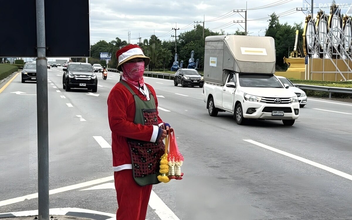 Festlicher girlandenverkauf weihnachtsmann begeistert autofahrer in pattaya