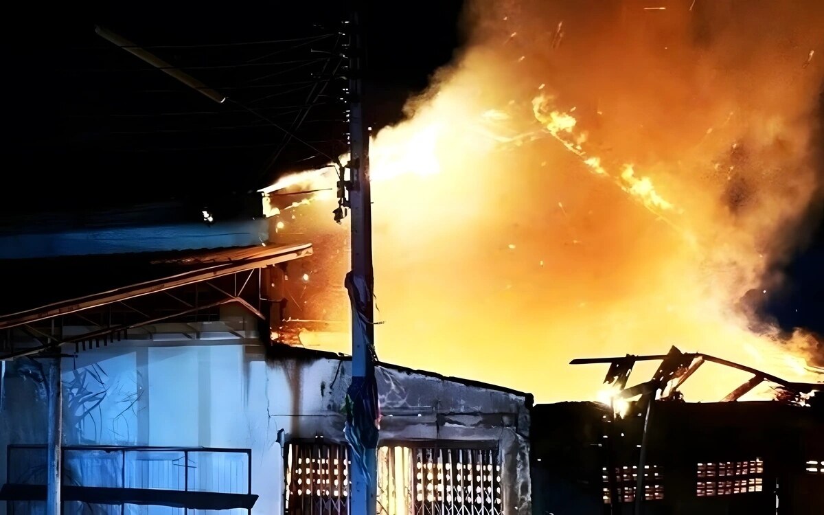 Feuer im tempel von pak chong moenche und novizen entkommen in letzter minute