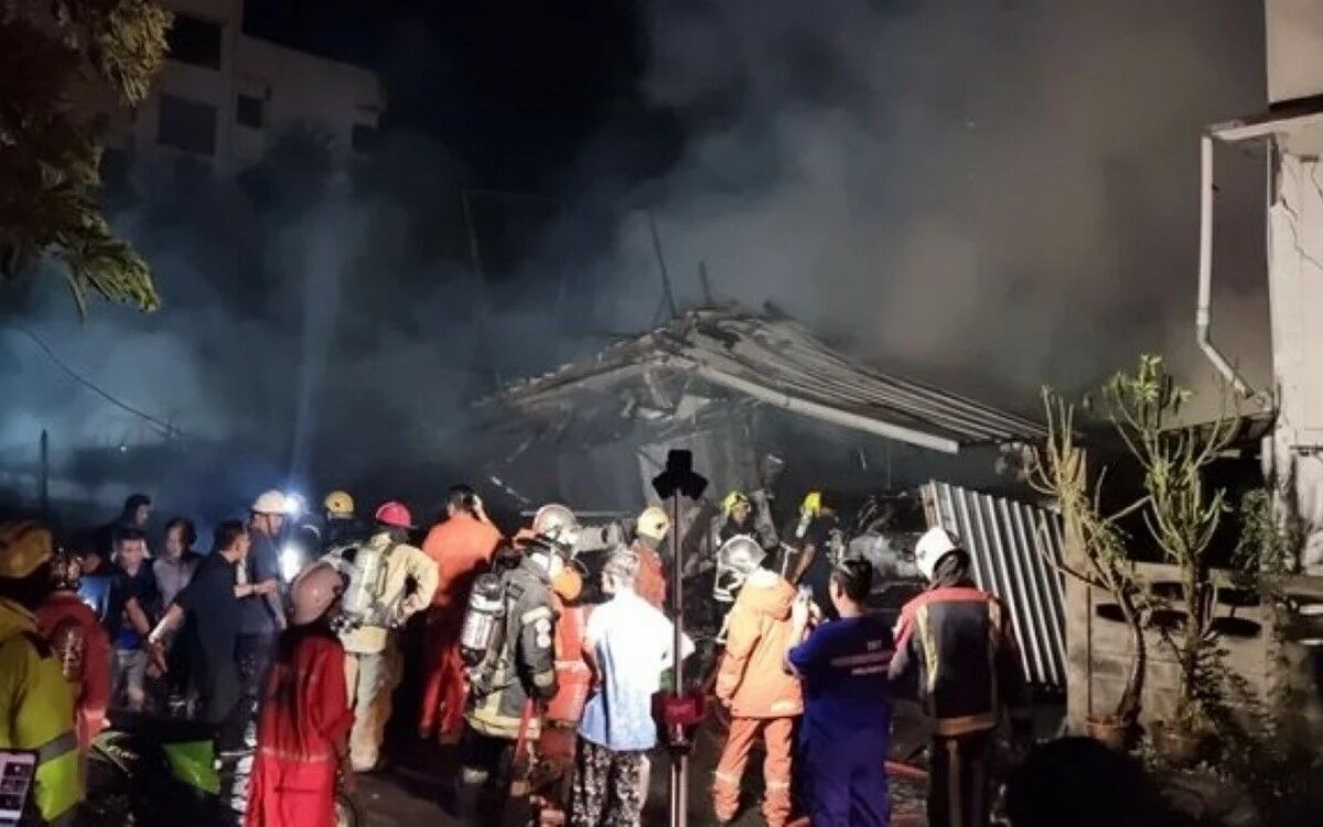 Feuer zerstoert fuenf autos bei garagenbrand in nonthaburi