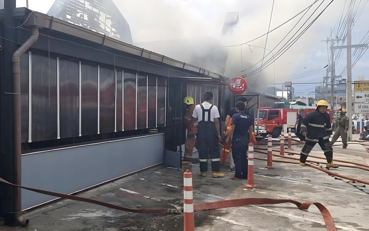 Feuer zerstört Isaan-Restaurant in Nonthaburi - Große Verluste und Verletzte nach dramatischem Vorfall