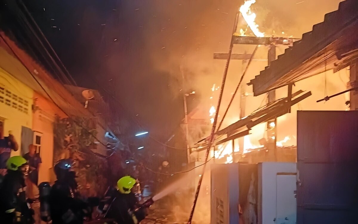 Feueralarm in sattahip hausbesitzer rettet sich und nachbarn vom inferno video vom brand