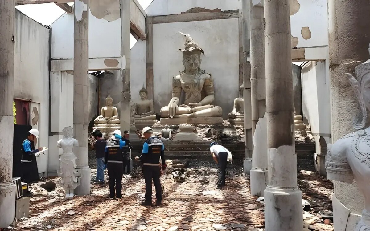 Feuerinferno im heiligen tempel von chiang rai 100 millionen baht schaden fotos