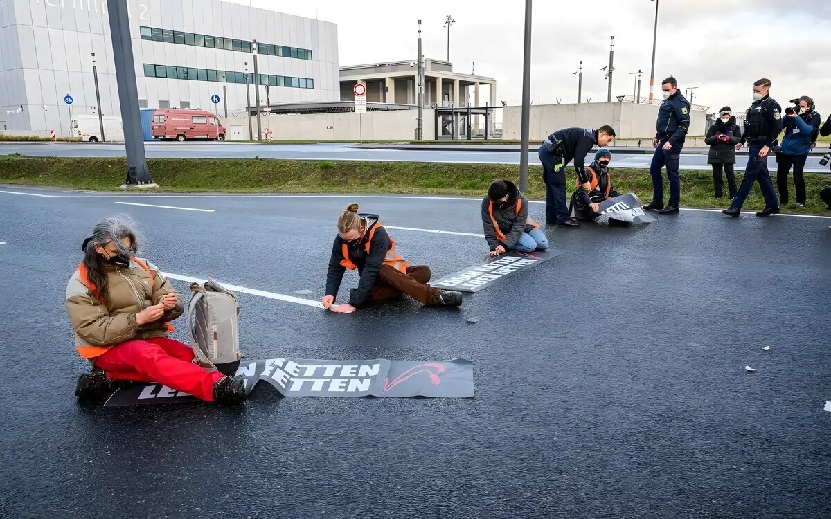 Frankfurt: Aktivisten stoppen Flüge am Frankfurter Flughafen - Kleber war im Thailandurlaub