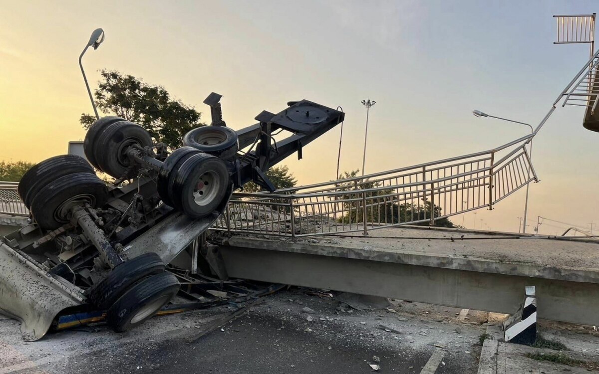 Fussgaengerbruecke stuerzt auf muellwagen auf dem highway 32 in richtung norden ein