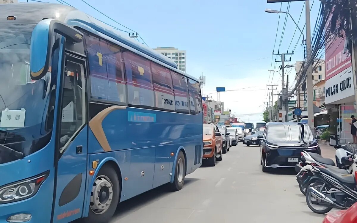 Gefahr in pattaya touristen muessen auf strasse ausweichen wegen fusswegsperre durch hohe mauer