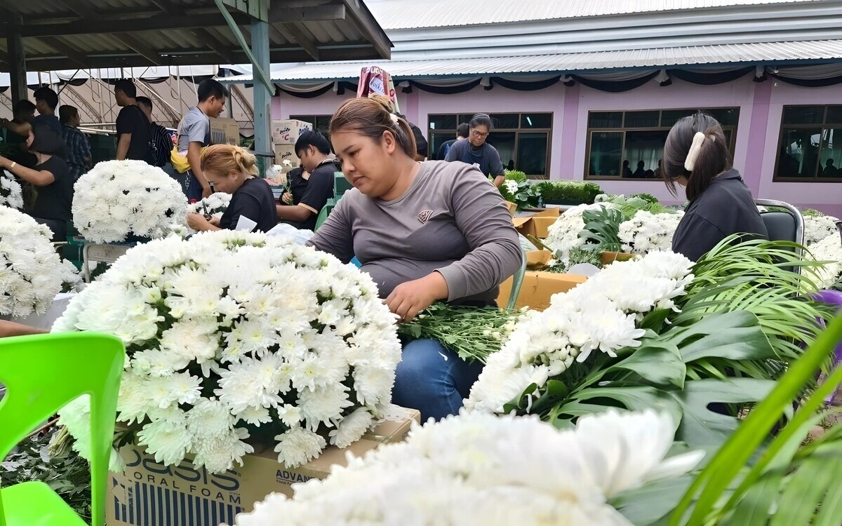 Gemeinsam in Trauer: Floristen in Thailand spenden über 1.000 Blumen zum Gedenken an Schulbusbrand-Opfer