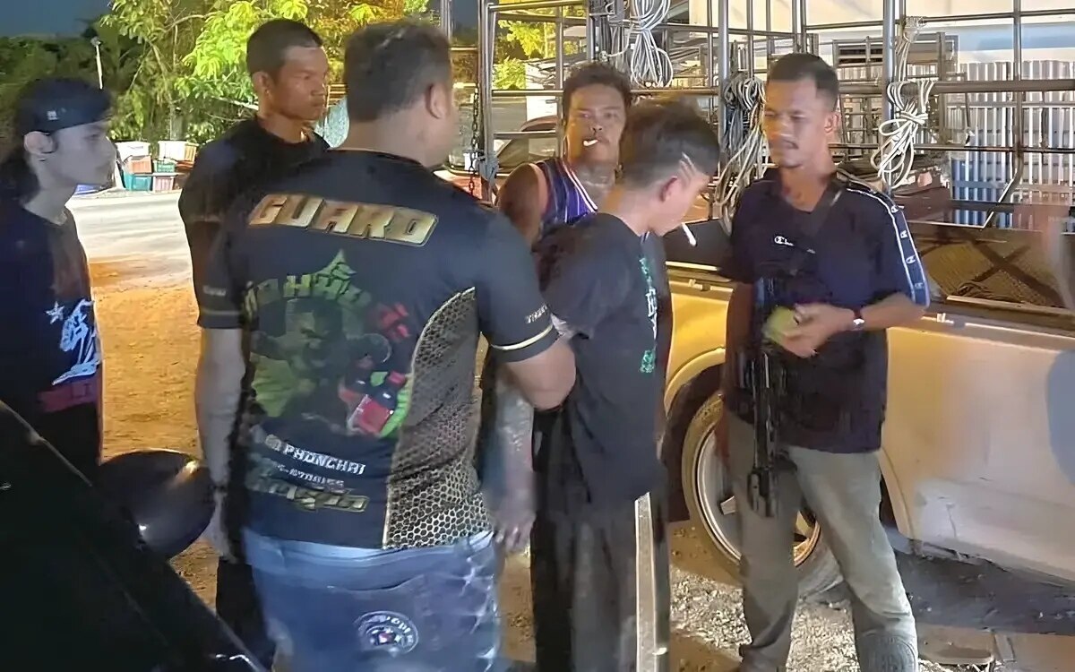 Gesuchter bewaffneter mann am strand von pattaya aufgespuert