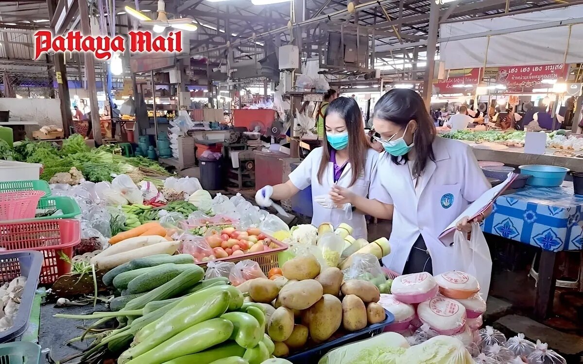 Gesundheitsbehoerden fuehren lebensmittelsicherheitskontrollen auf maerkten in pattaya durch