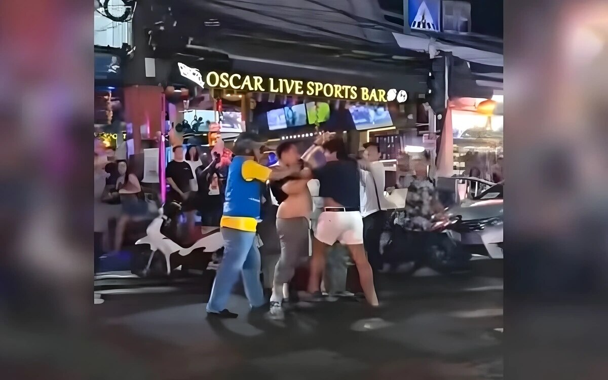 Gewalttaetige auseinandersetzung auf der bangla road in phuket touristen geraten in schlaegerei