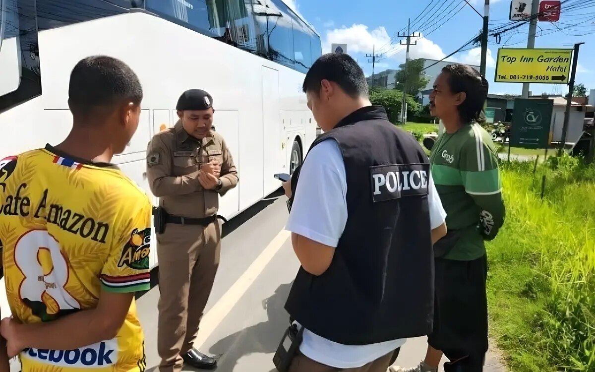 Grab motorradfahrer zerschlaegt reisebus frontscheibe mit seinem helm polizei schreitet ein