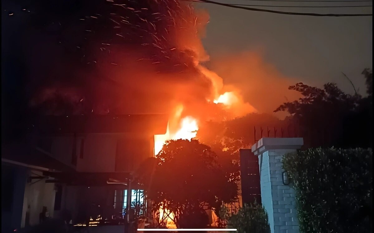 Grossbrand zerstoert lagerhaus in bangkok feuerwehr kaempft gegen die flammen