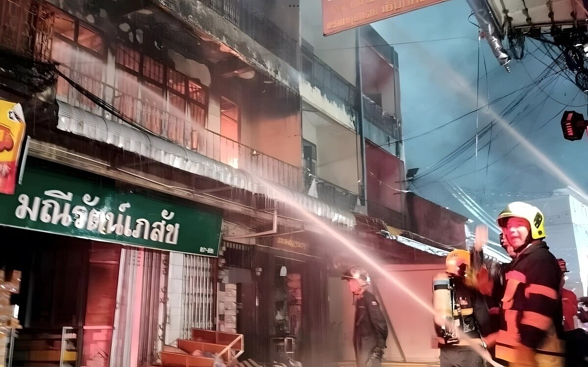 Grosse brandkatastrophe in chiang mai vier gebaeude bei naechtlichem inferno in kad luang zerstoert